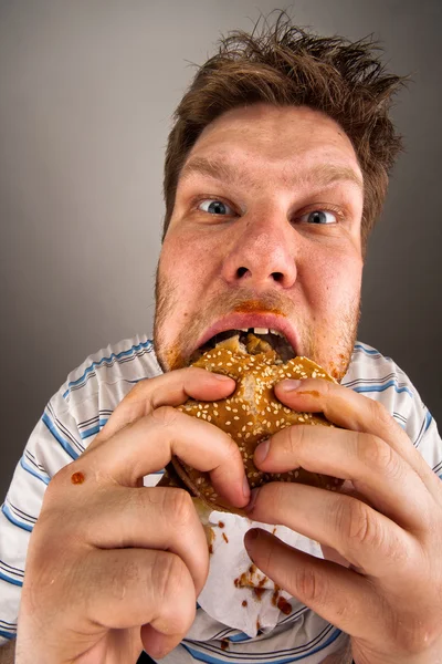 Людина жувальні гамбургер — стокове фото