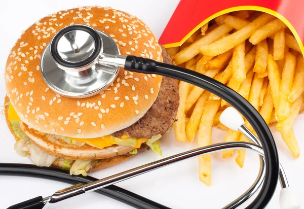 Fast food com estetoscópio médico — Fotografia de Stock