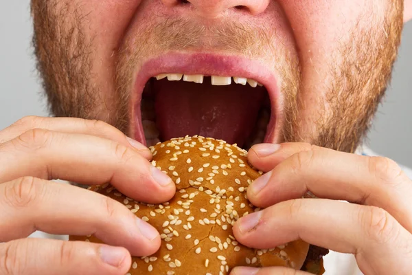 Uomo mangiare hamburger — Foto Stock