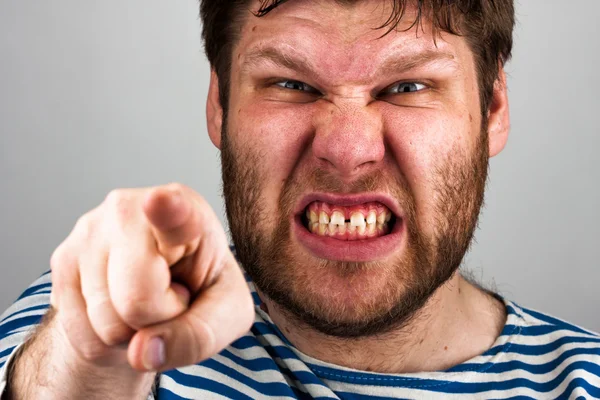 Dühös szakállas ember mutatva-hoz Ön — Stock Fotó