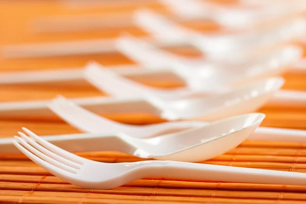 Colheres e garfos de plástico — Fotografia de Stock