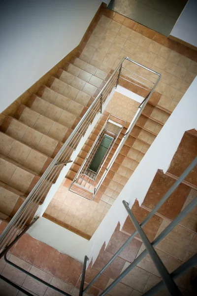 Спиральная лестница в офисном здании — стоковое фото