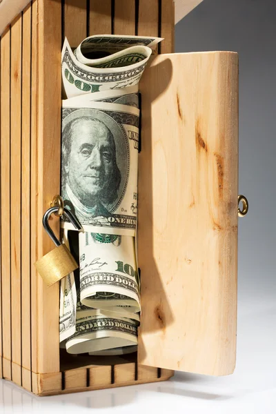 Caixa de dinheiro de madeira cheia de dinheiro — Fotografia de Stock