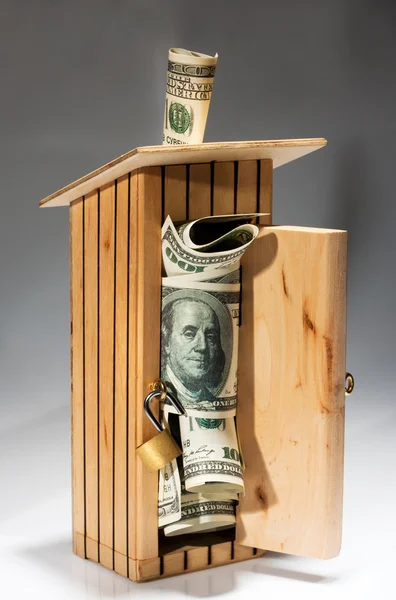 Houten moneybox met geld — Stockfoto
