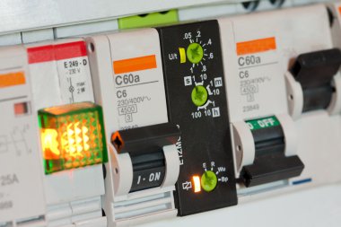 Elektrik fuseboxes ve bileşenleri