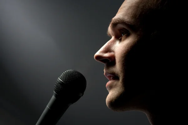 Mann singt ins Mikrofon — Stockfoto