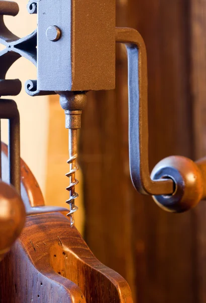 Antieke houten corkscrew — Stockfoto