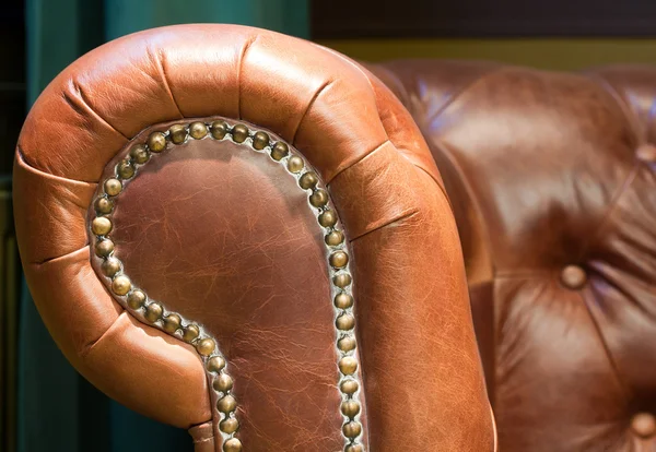 Антикварний шкіряний ретро стілець — стокове фото