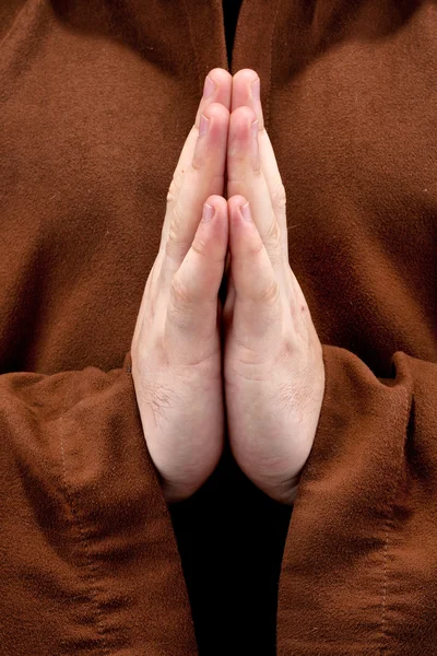 Mönch mit zwei Händen im Gebet umklammert — Stockfoto