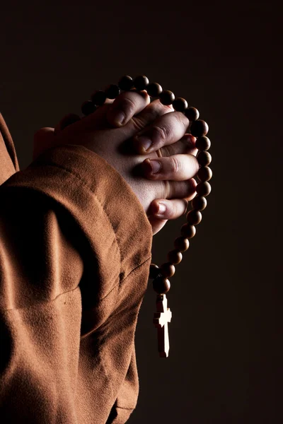 祈りで握りしめられる 2 つの手で修道士 — ストック写真
