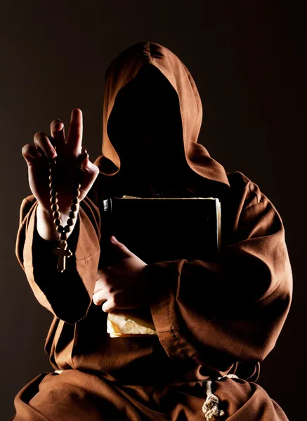 Geheimnis predigender Mönch mit Bibel — Stockfoto