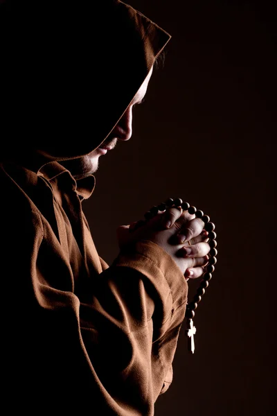 Mnich z dwie ręce splecione w modlitwie — Zdjęcie stockowe
