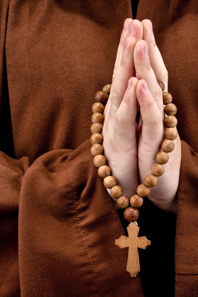 Монах с двумя руками, сжатыми в молитве — стоковое фото