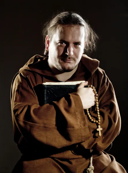 Mnich s Bibli a růženec — Stock fotografie