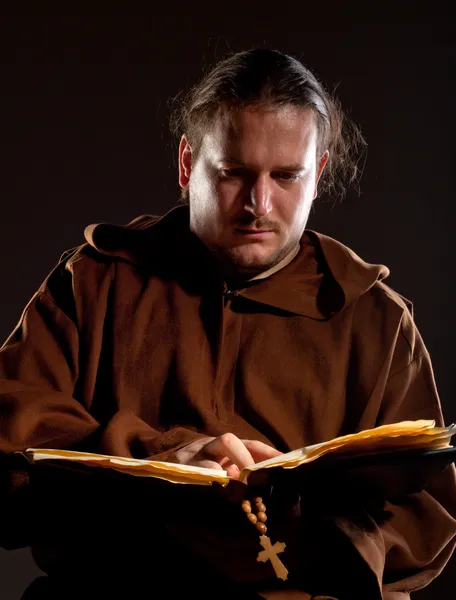Mnich czytanie Biblii — Zdjęcie stockowe