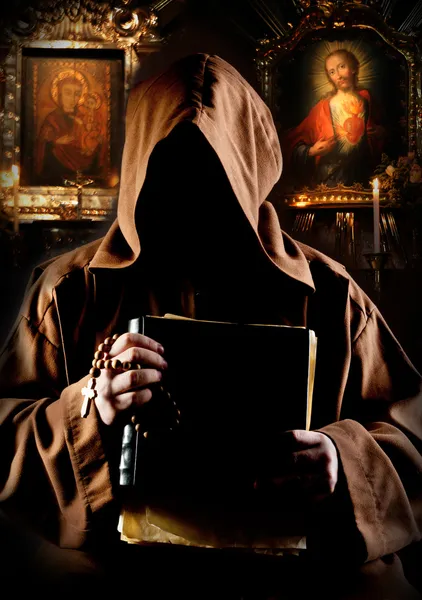 Mnich w kościele — Zdjęcie stockowe