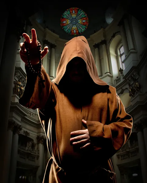 Głoszenie mnich w kościele — Zdjęcie stockowe
