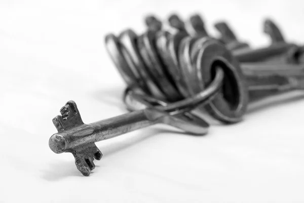 Старая ржавая связка ключей — стоковое фото