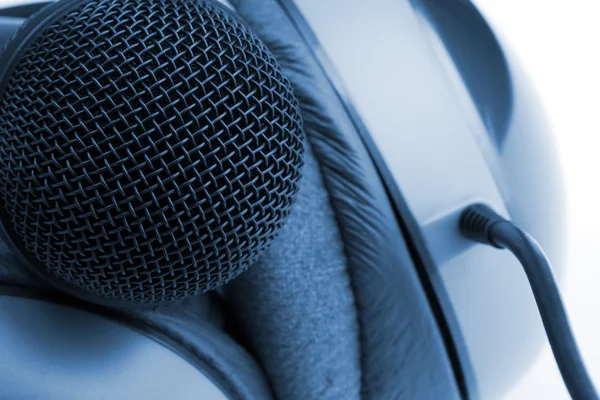 Professional studio microphone and headphones — Stock Photo, Image