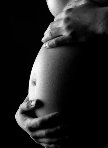 Femme enceinte tenant l'abdomen — Photo