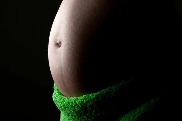 Abdômen nu de mulher grávida — Fotografia de Stock
