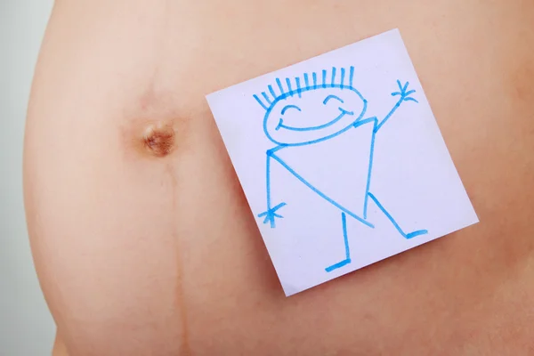 Papier sticker op zwangere buik — Stockfoto