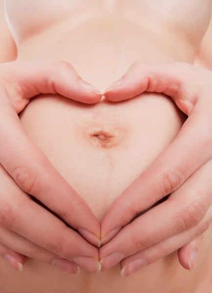 Těhotná žena zobrazeno srdce znamení — Stock fotografie