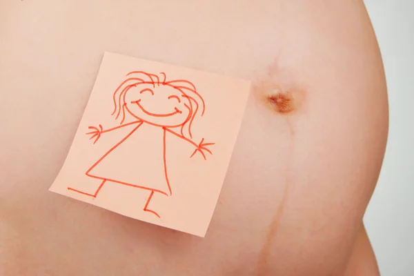 Papier sticker op zwangere buik — Stockfoto