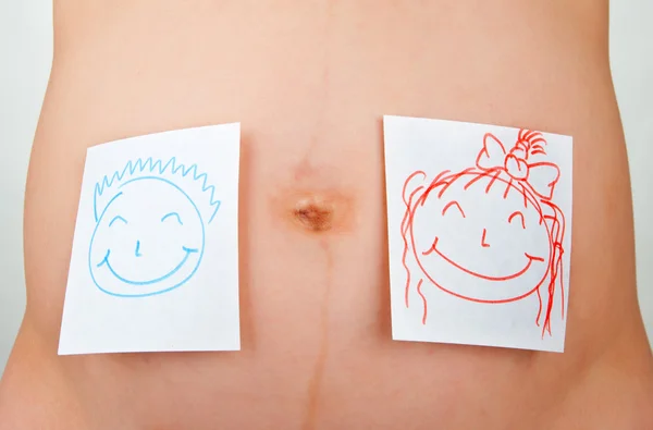 Papier stickers op zwangere buik — Stockfoto