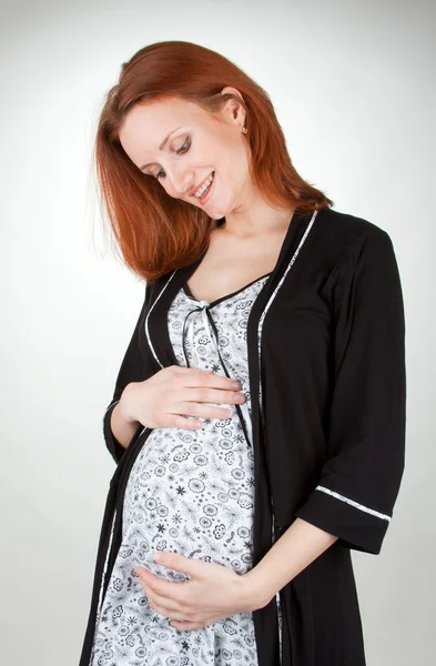 Glad gravid kvinna anläggning buken — Stockfoto