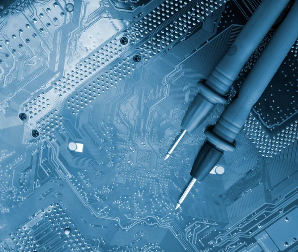A Digitális multiméter elektronikai áramkörök Szondák — Stock Fotó