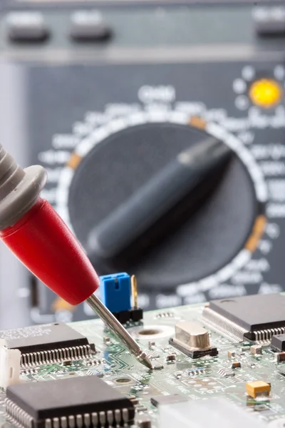 Analyseren van elektronica circuit — Stockfoto