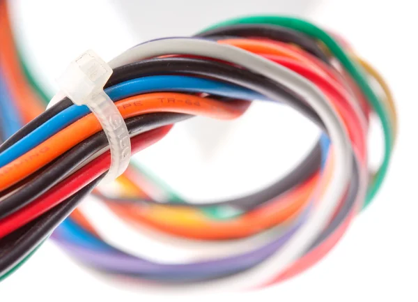 Цветные электрические кабели — стоковое фото