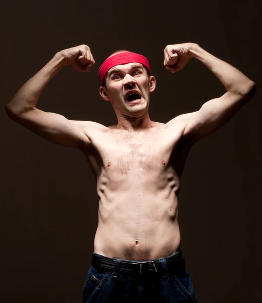 Nerd engraçado mostrando seu bíceps — Fotografia de Stock