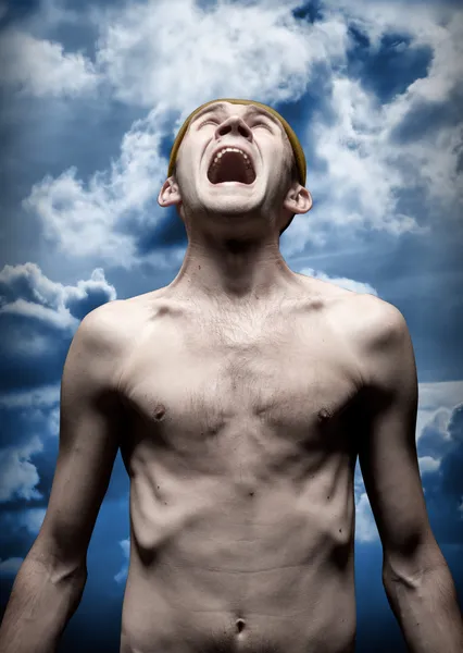Hombre gritando desesperado contra el cielo dramático — Foto de Stock