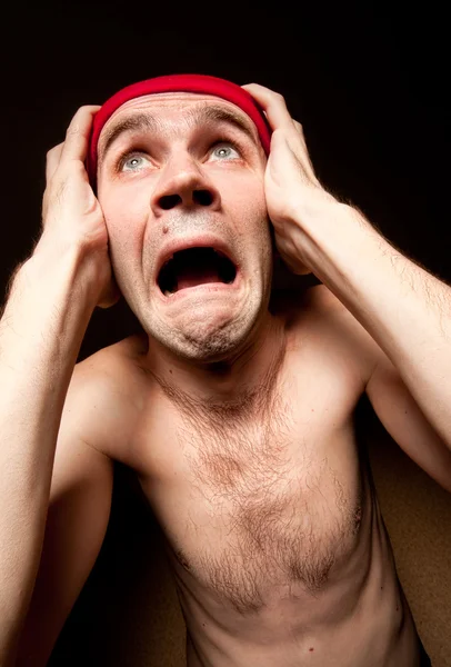 Przerażony krzyk człowieka, trzymając głowę — Zdjęcie stockowe
