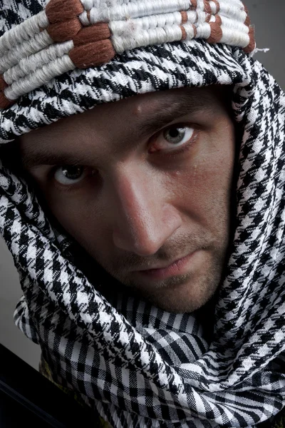 Hombre serio de Oriente Medio que te mira —  Fotos de Stock