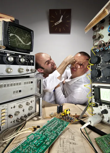 Wo científicos divertidos luchando en el laboratorio — Foto de Stock