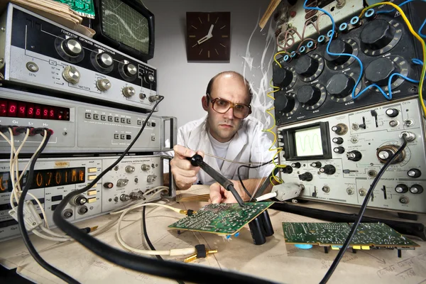 Divertente scienziato nerd saldatura al laboratorio vintage — Foto Stock