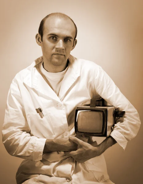 Nadenkend wetenschapper met vintage monitor — Stockfoto