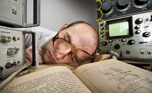 Utmattad vetenskapsman sova på bok — Stockfoto