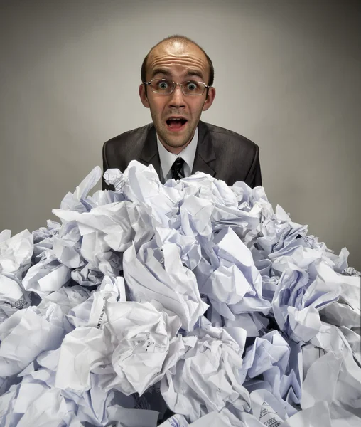 Verrast zakenman reikt van verfrommeld papier — Stockfoto