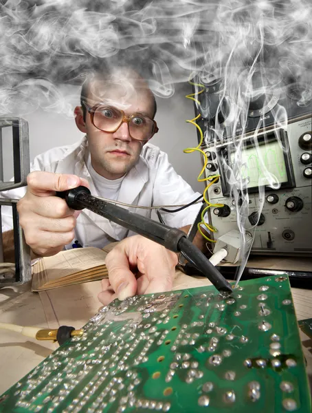 Grappige nerd wetenschapper solderen op vintage laboratorium — Stockfoto