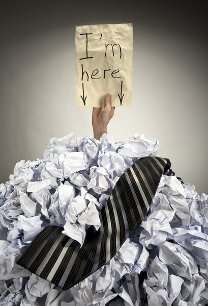 Бизнесмен похоронен в смятых бумагах
