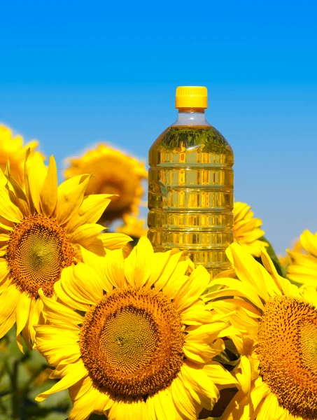Bottle of oil with sunflowers — Stock Photo, Image