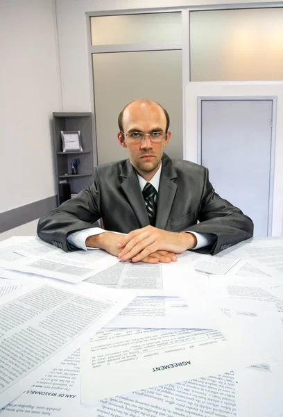 Серьезный бизнесмен, работающий в офисе — стоковое фото