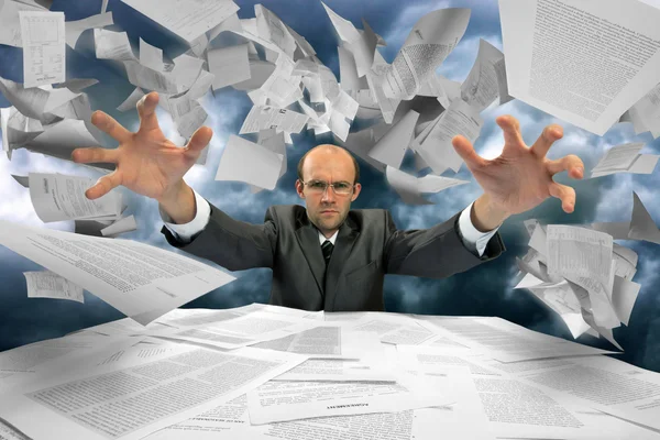 Seriöser Geschäftsmann manipuliert Papiere — Stockfoto
