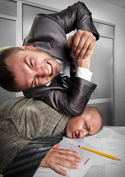 Les hommes d'affaires se battent dans le bureau — Photo