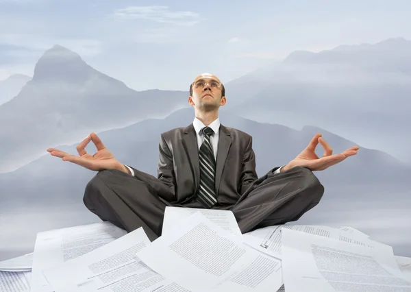 Biznesmen medytacji w górach — Zdjęcie stockowe