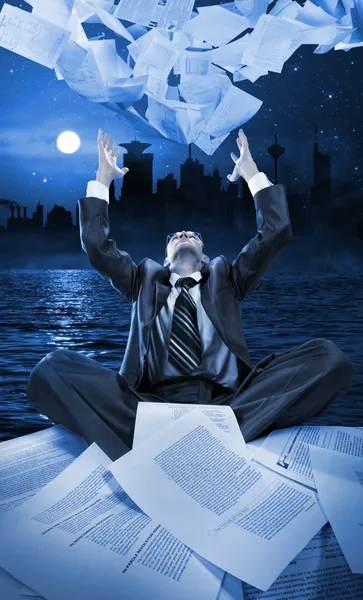Homme d'affaires jetant des papiers la nuit — Photo